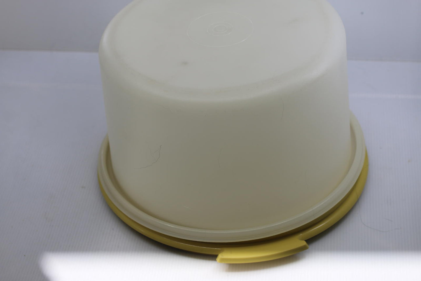 Vintage Tupperware Yellow Cake Taker Carrier Bowl w/ Lid USA no handle