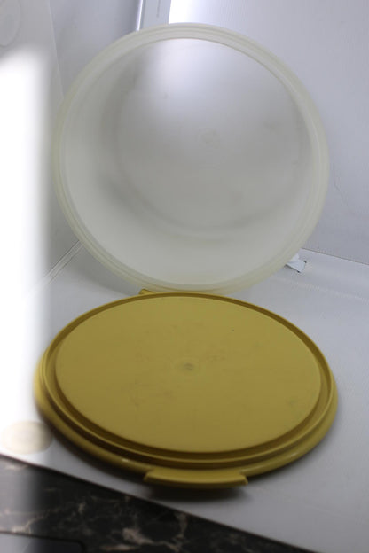 Vintage Tupperware Yellow Cake Taker Carrier Bowl w/ Lid USA no handle