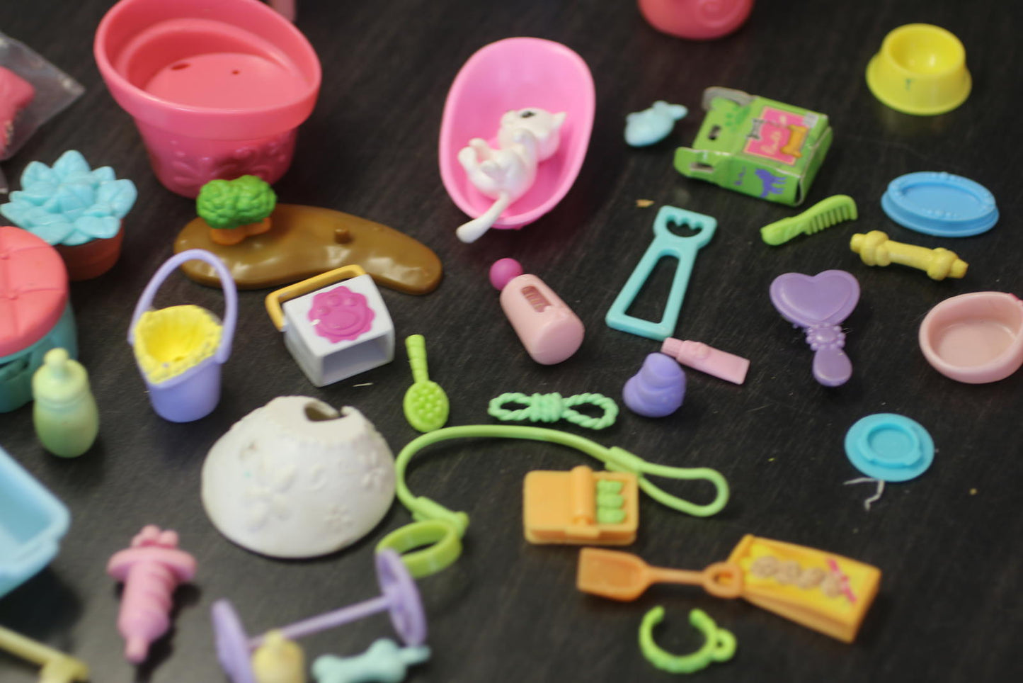 Mixed Mini Doll Accessories Lot Polly Pocket Style + Pet Shop Items Furniture