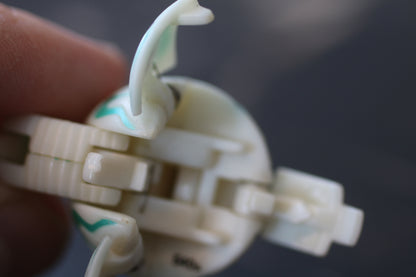 Bakugan Battle Brawlers B1 Jump Skyress White Pearl Green Ventus 540G VintageBakugan Battle Brawlers B1 Jump Skyress White Pearl Green Ventus 540G Vintage