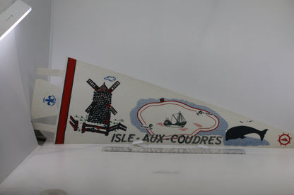 VINTAGE ILSE-AUX-COUDRES SOUVENIR FELT PENNANT FLAG VTG #2