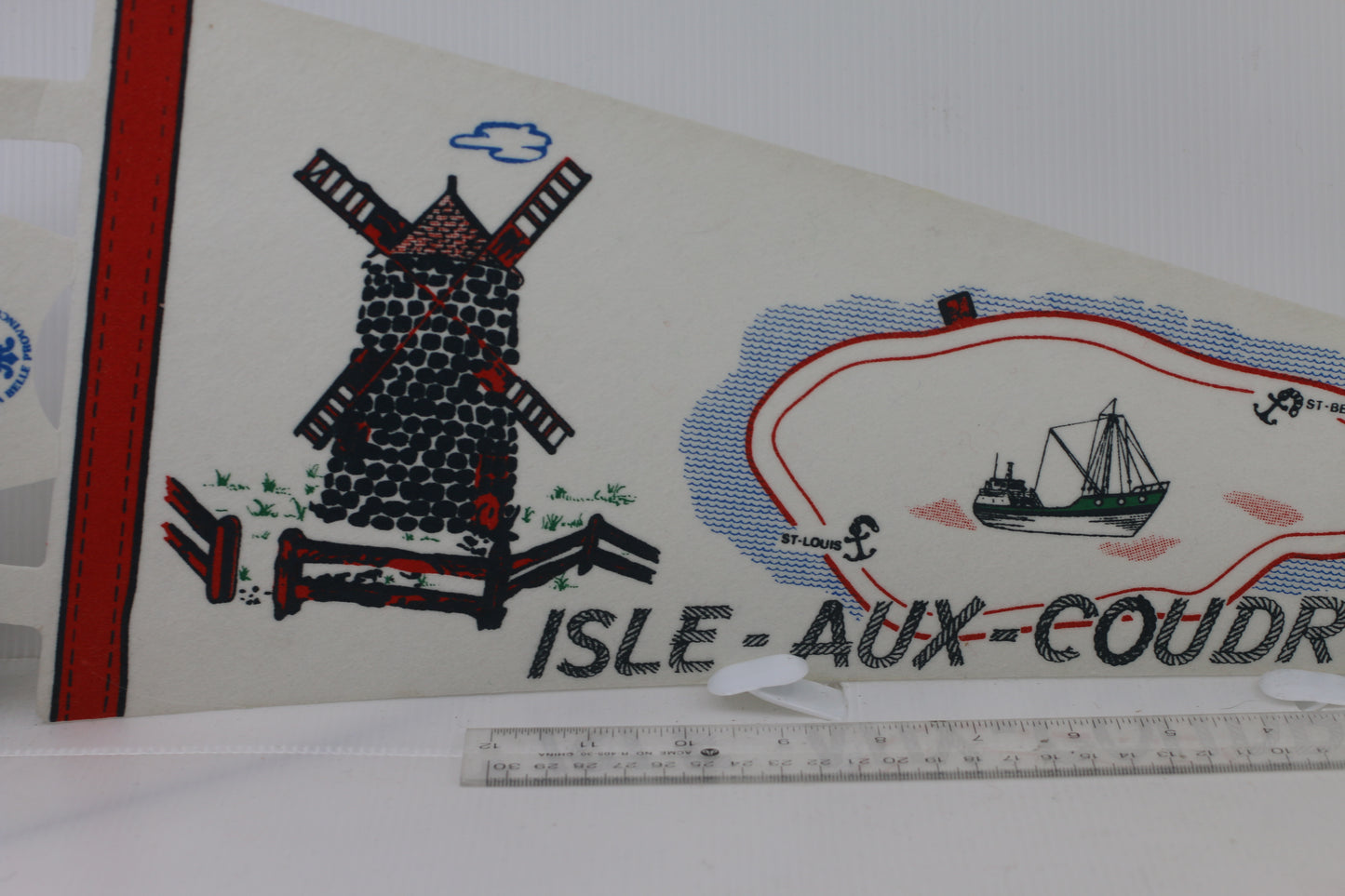 VINTAGE ILSE-AUX-COUDRES SOUVENIR FELT PENNANT FLAG VTG #2