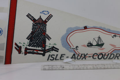 VINTAGE ILSE-AUX-COUDRES SOUVENIR FELT PENNANT FLAG VTG #2