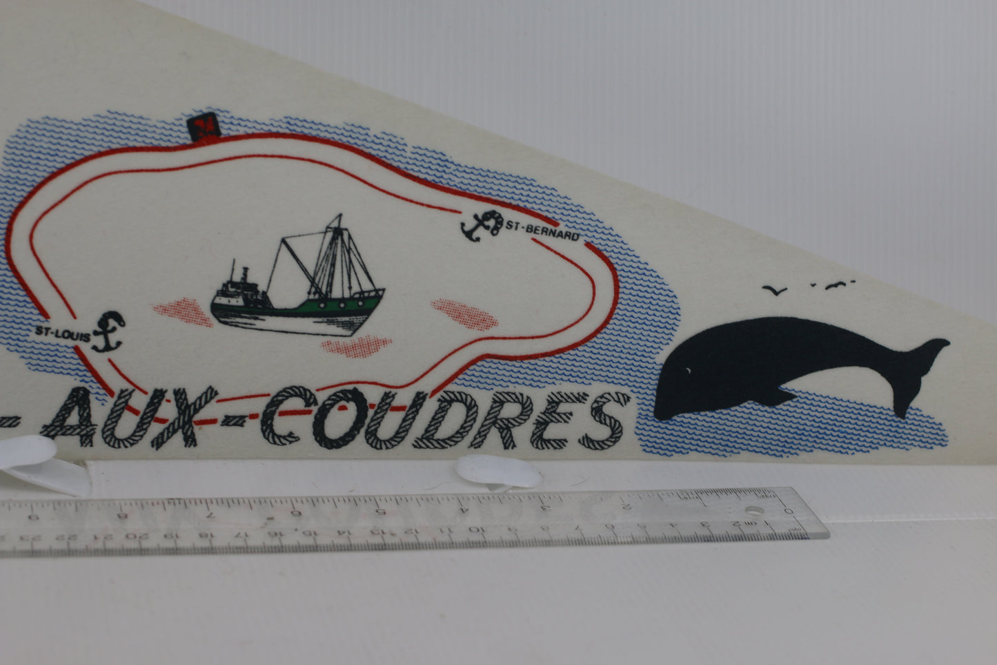 VINTAGE ILSE-AUX-COUDRES SOUVENIR FELT PENNANT FLAG VTG #2