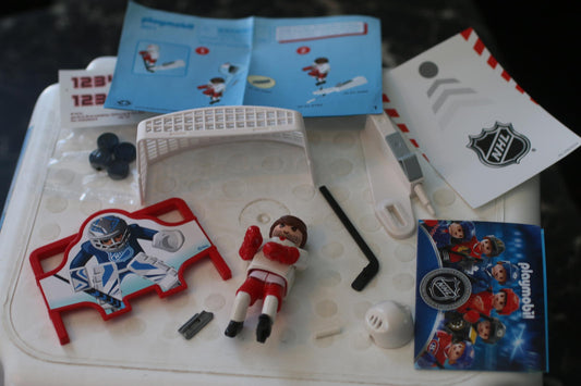 PLAYMOBIL NHL Shooting Pad complete and some pucks sealed 5071 action figure