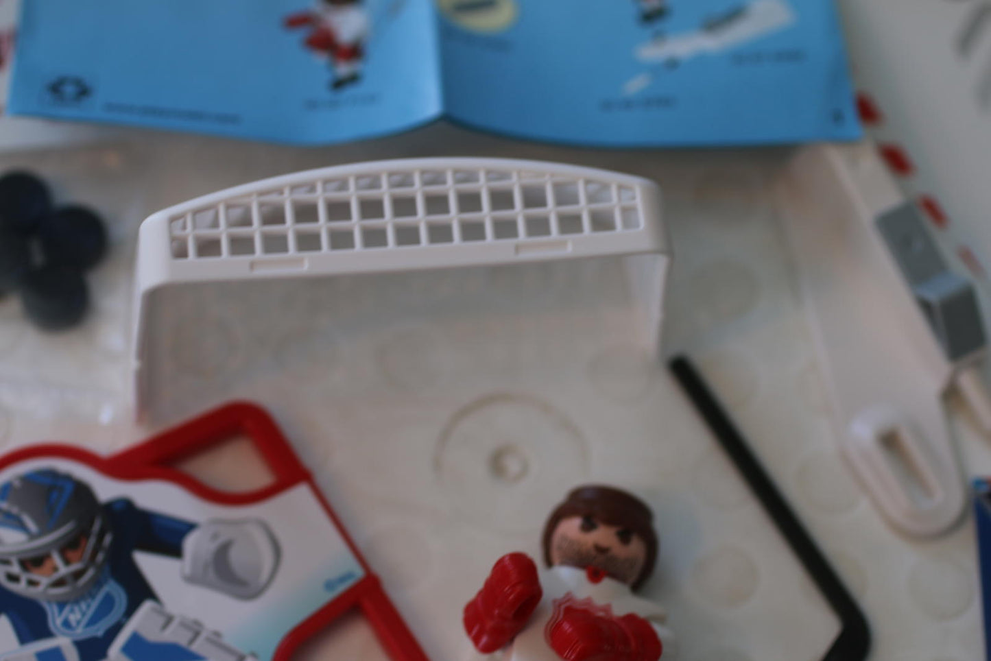 PLAYMOBIL NHL Shooting Pad complete and some pucks sealed 5071 action figure