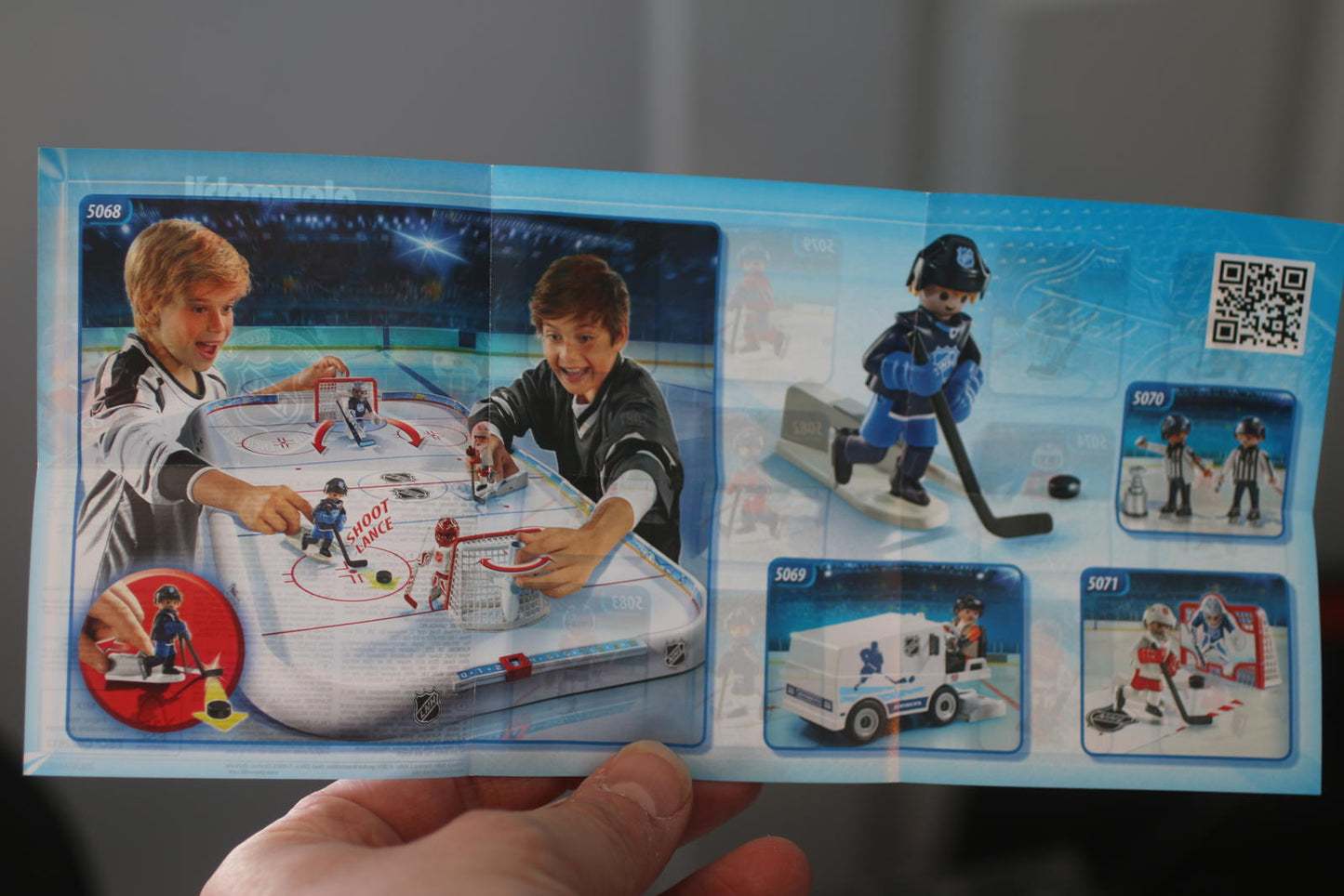 PLAYMOBIL NHL Shooting Pad complete and some pucks sealed 5071 action figure