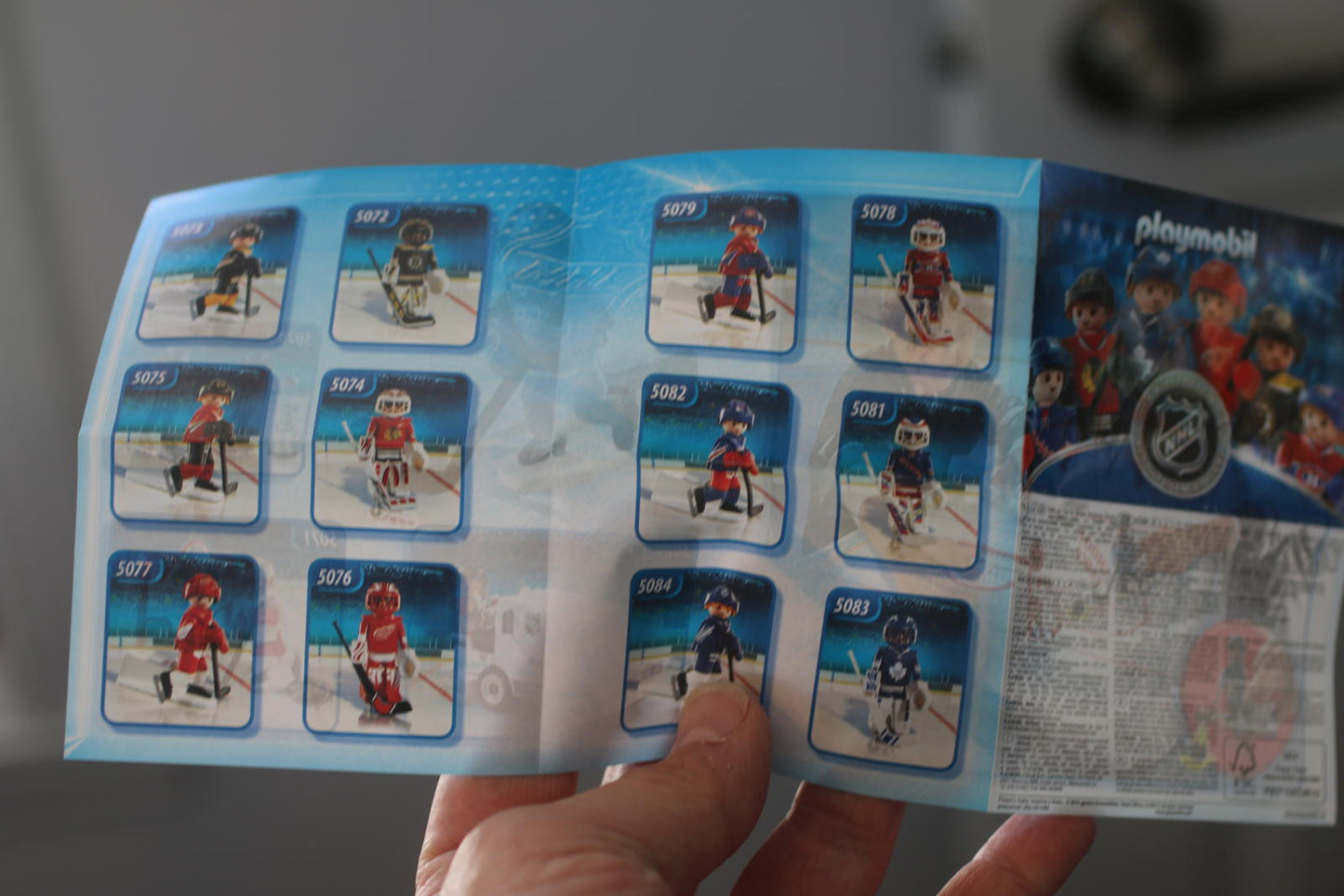 PLAYMOBIL NHL Shooting Pad complete and some pucks sealed 5071 action figure