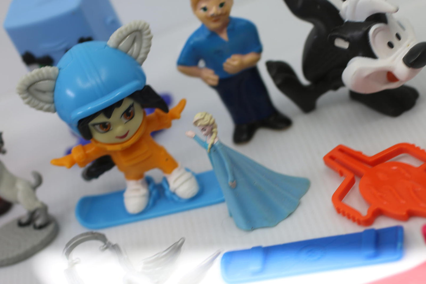 Vintage Mixed Toy HUGE Lot Disney Frozen Olaf Elsa Looney Tunes + More FIGURES
