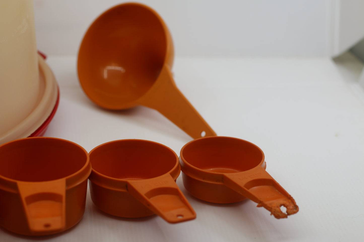 Vintage Tupperware Kitchen Lot – Measuring Cups Set & Cake Saver As Is