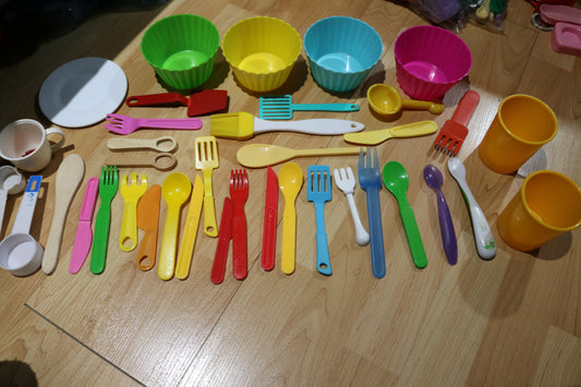 Play Dishes Mixed Lot Played kitchen toys for kids lot of ustensils W Condition