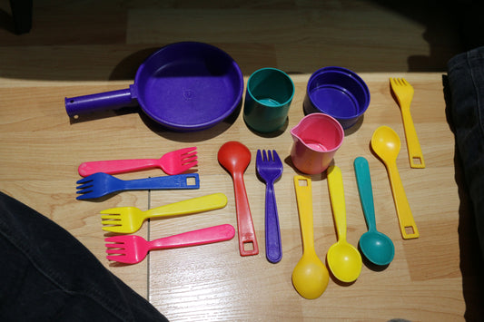 Vintage Bambola plasto kitchen toys Play Dishes Mixed Lot Played With Condition