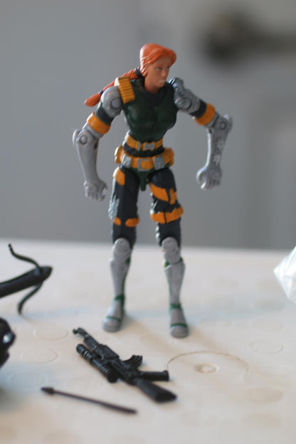 GI Joe Action Figure Agent Scarlett w Crowbow & Arrow v1 2002 cOMPLETE TOY