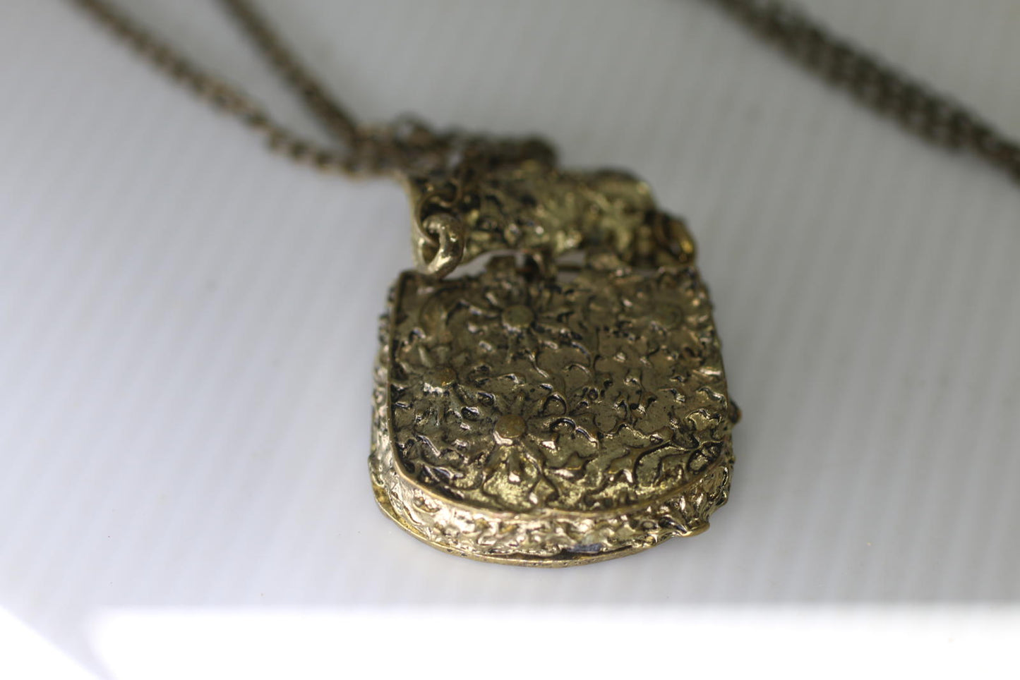 Vintage Gold Tone Mini Purse Locket Pendant Necklace Floral