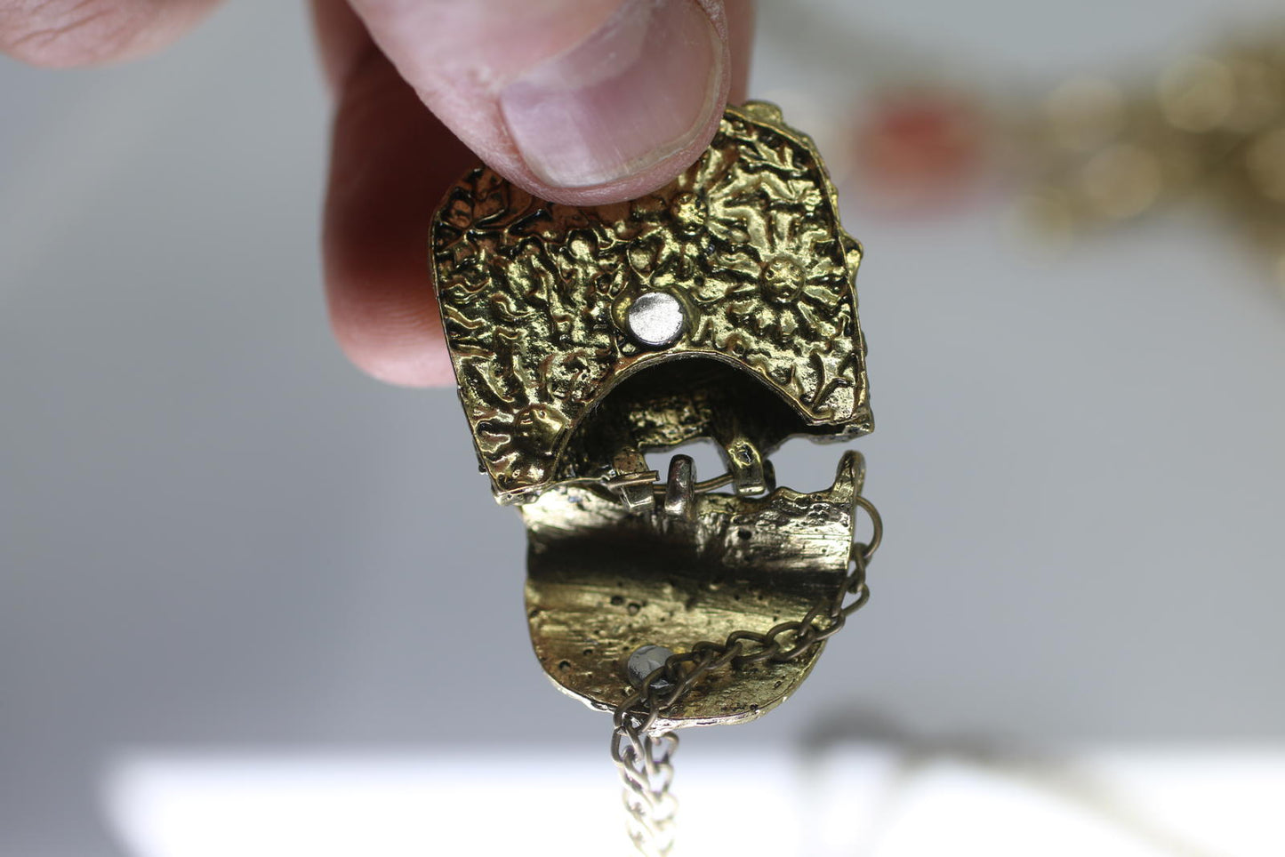 Vintage Gold Tone Mini Purse Locket Pendant Necklace Floral