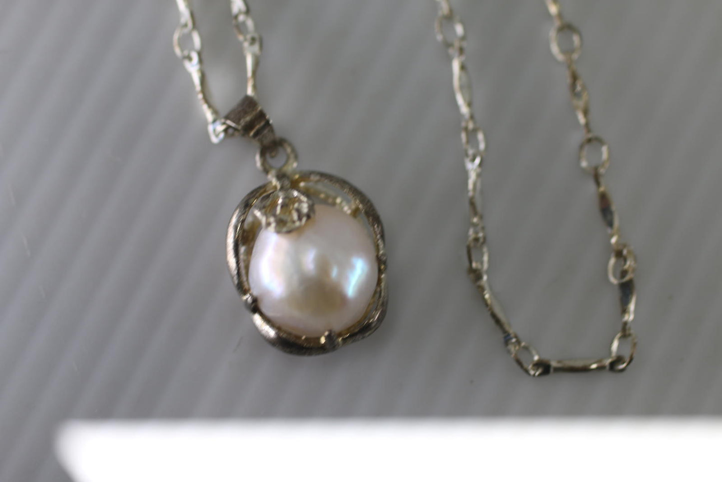 Vintage Silver Tone Pearl Pendant Necklace Single Pearl