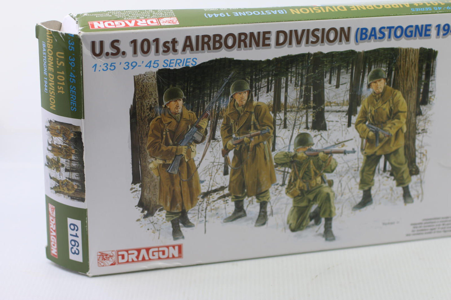 Dragon 1:35 Scale U.S. 101st Airborne Division (Bastogne 1944) Model Kit
