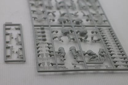 Dragon 1:35 Scale U.S. 101st Airborne Division (Bastogne 1944) Model Kit