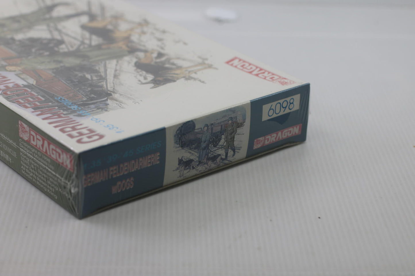 DRAGON 6098 1/35 Scale German Feldendarmerie w/Dogs Model Kit