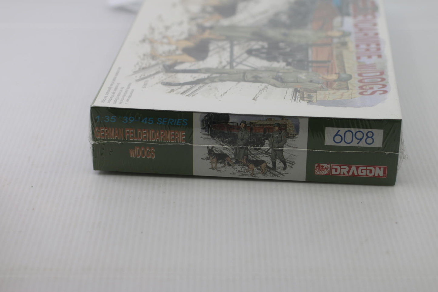DRAGON 6098 1/35 Scale German Feldendarmerie w/Dogs Model Kit