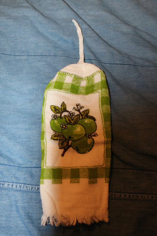 Vintage Hanging Kitchen Towel w/ Cord – Green Apple Pattern – Retro Farmhouse