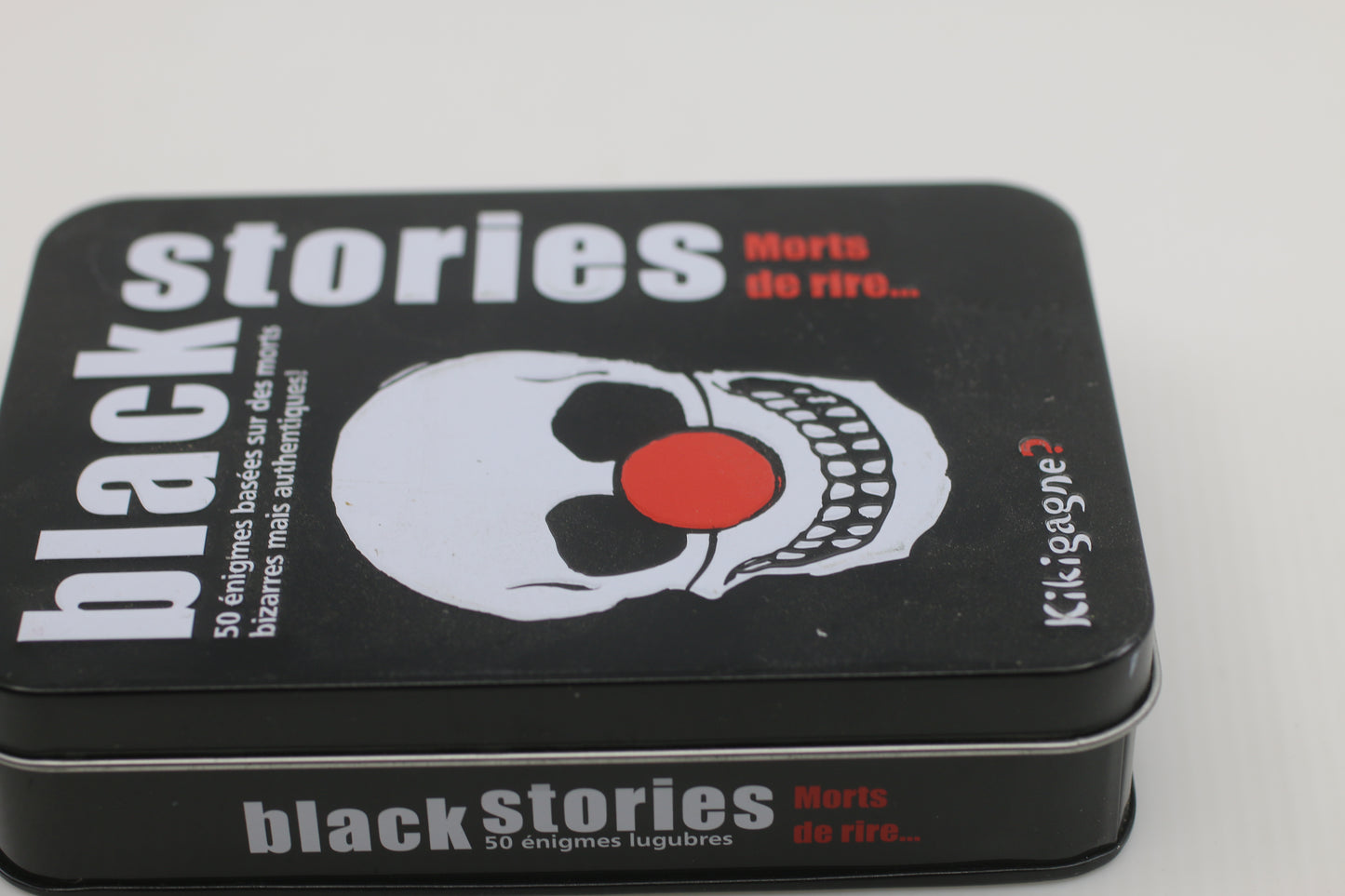Black Stories – Morts de rire – Jeu de cartes énigmes – Édition française – Boîte métal