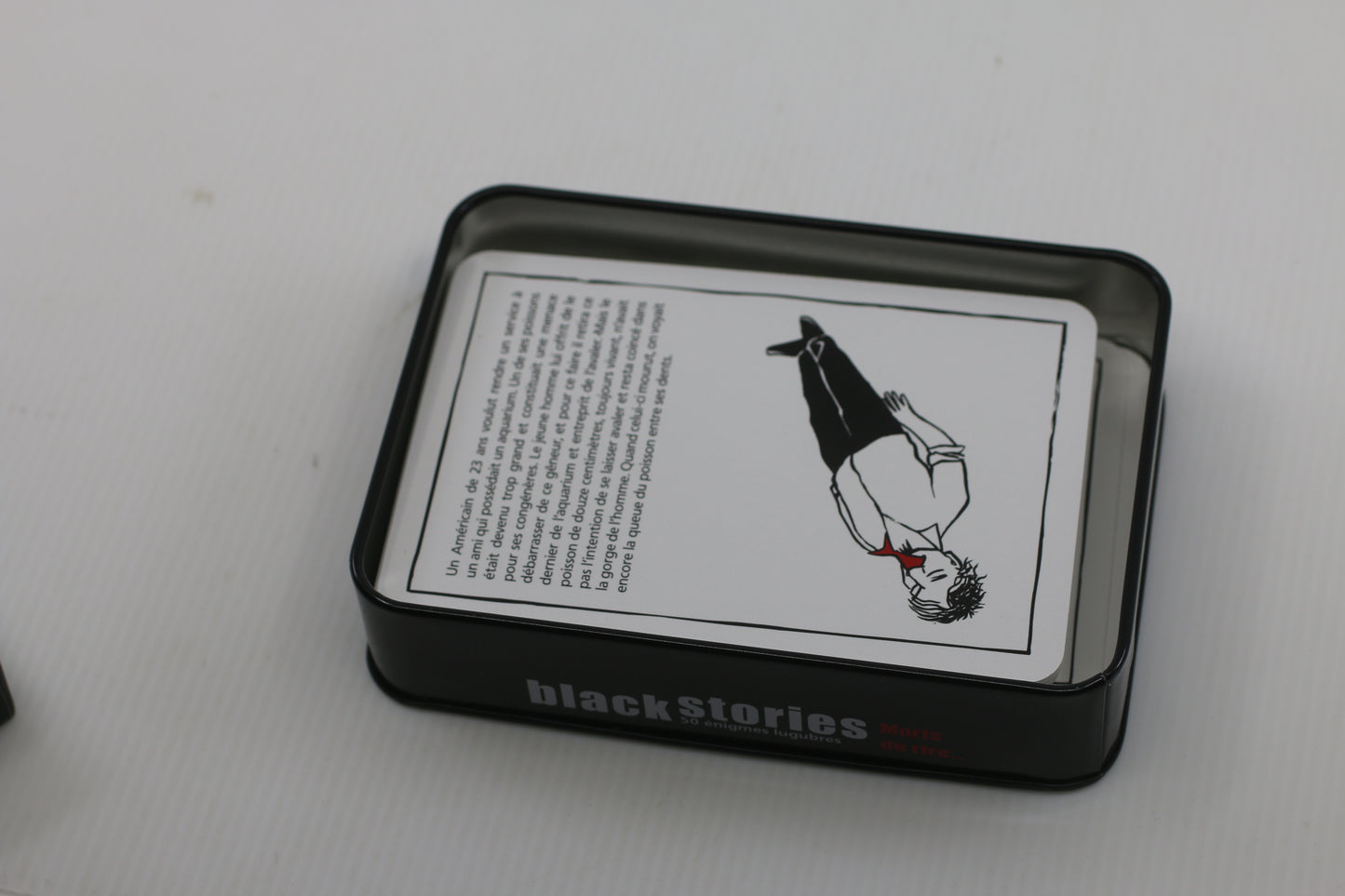 Black Stories – Morts de rire – Jeu de cartes énigmes – Édition française – Boîte métal
