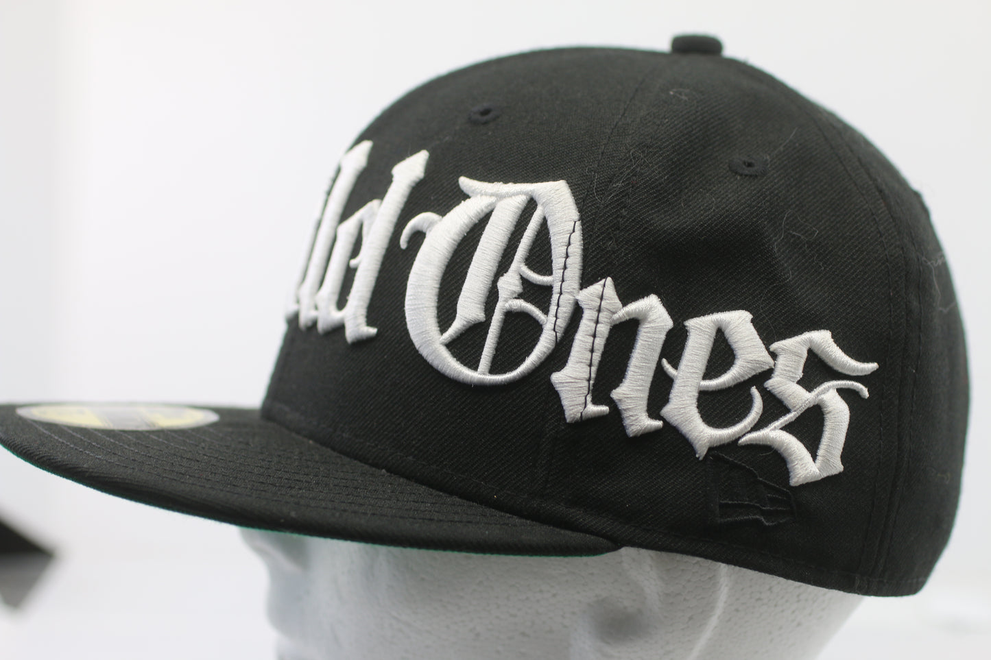 New Era 59FIFTY “The Wild Ones” Fitted Cap Black White Size 7 1/4 – Worn