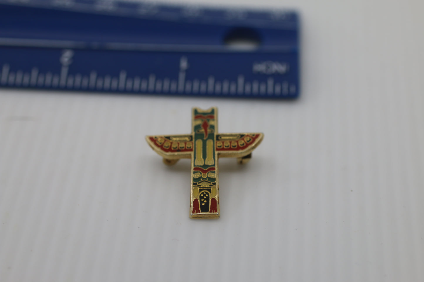 Pin totem poteau en forme de croix ton or multicolore Amérindien, indian