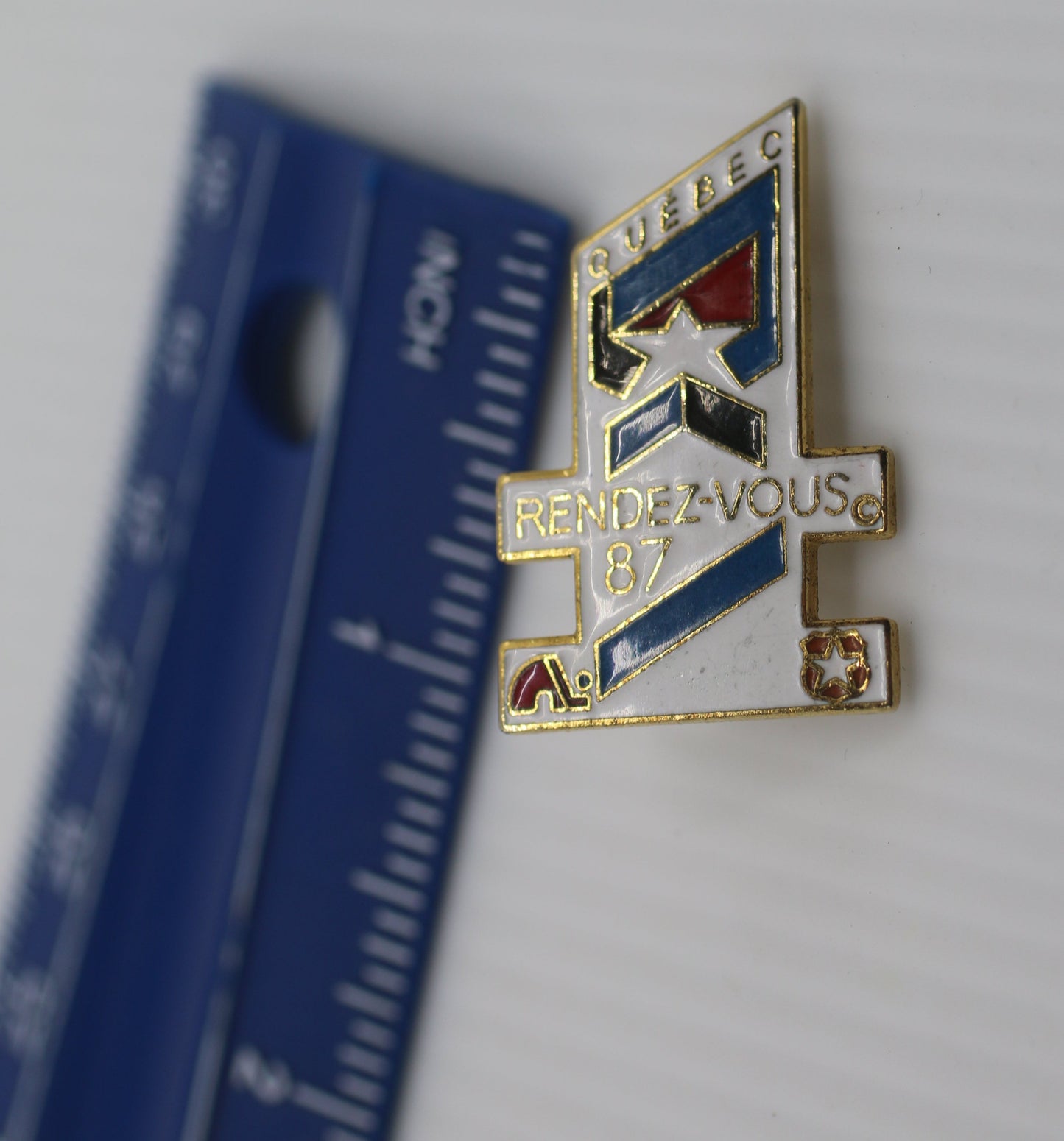 Vintage Lapel Pin (A91) Rendez-vous '87 Hockey Soviet VS Quebec Nordiques Logo