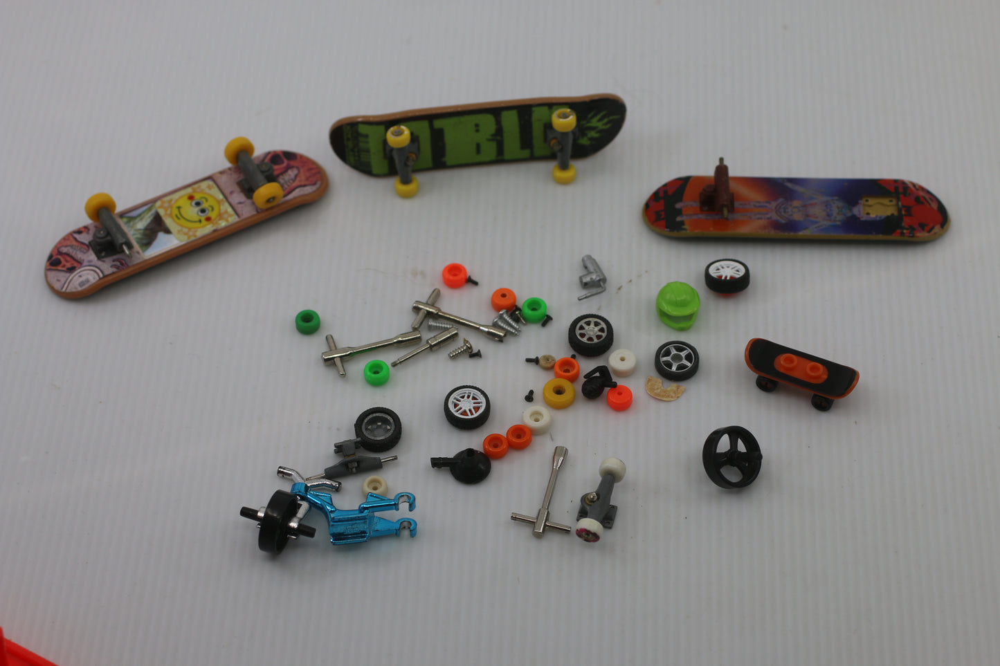 Tech Deck Fingerboard Lot – 3 Mini Skateboards + Parts & Accessories Used / Mixed