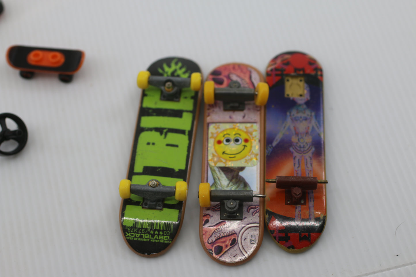 Tech Deck Fingerboard Lot – 3 Mini Skateboards + Parts & Accessories Used / Mixed