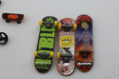 Tech Deck Fingerboard Lot – 3 Mini Skateboards + Parts & Accessories Used / Mixed