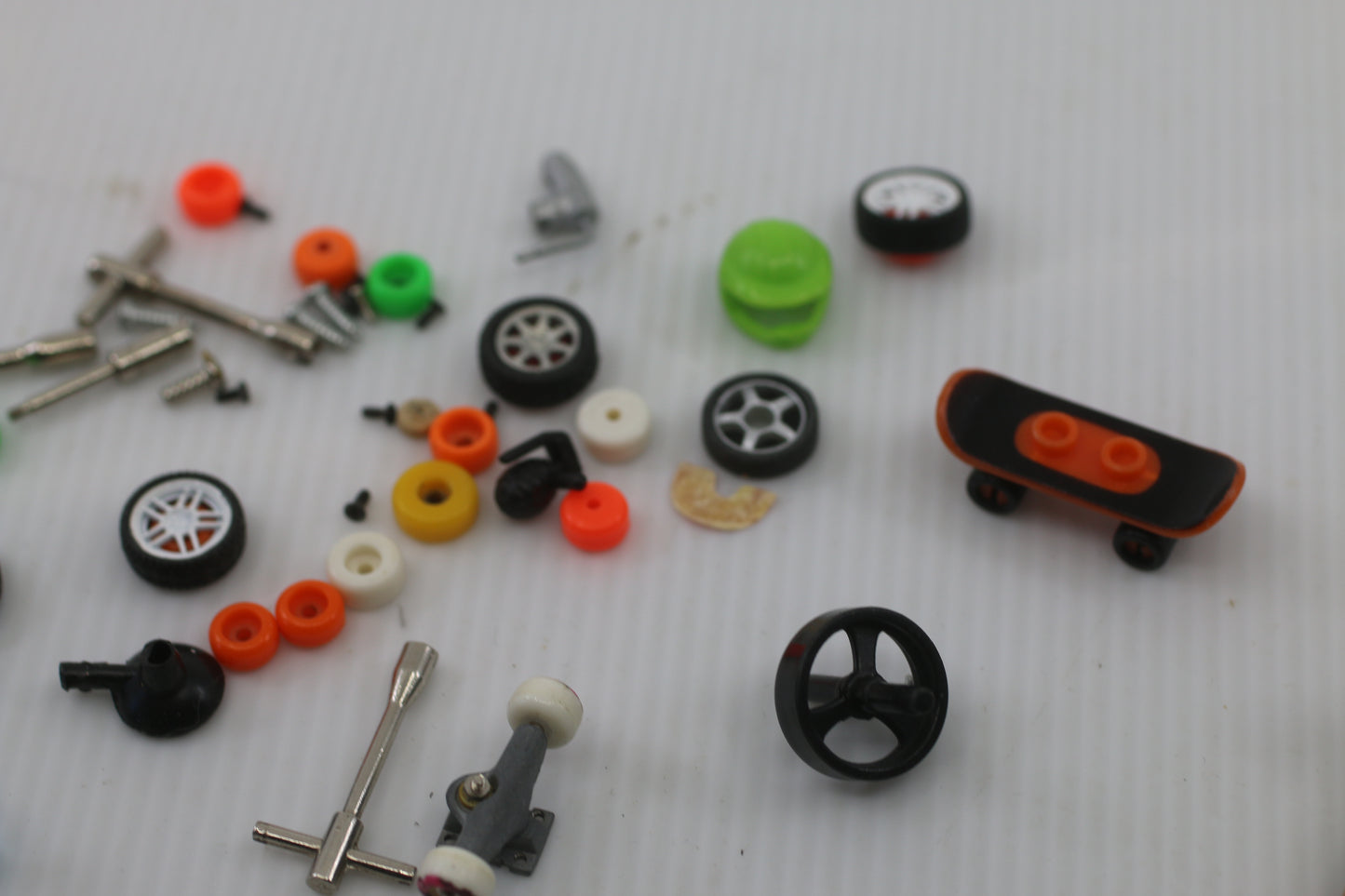 Tech Deck Fingerboard Lot – 3 Mini Skateboards + Parts & Accessories Used / Mixed