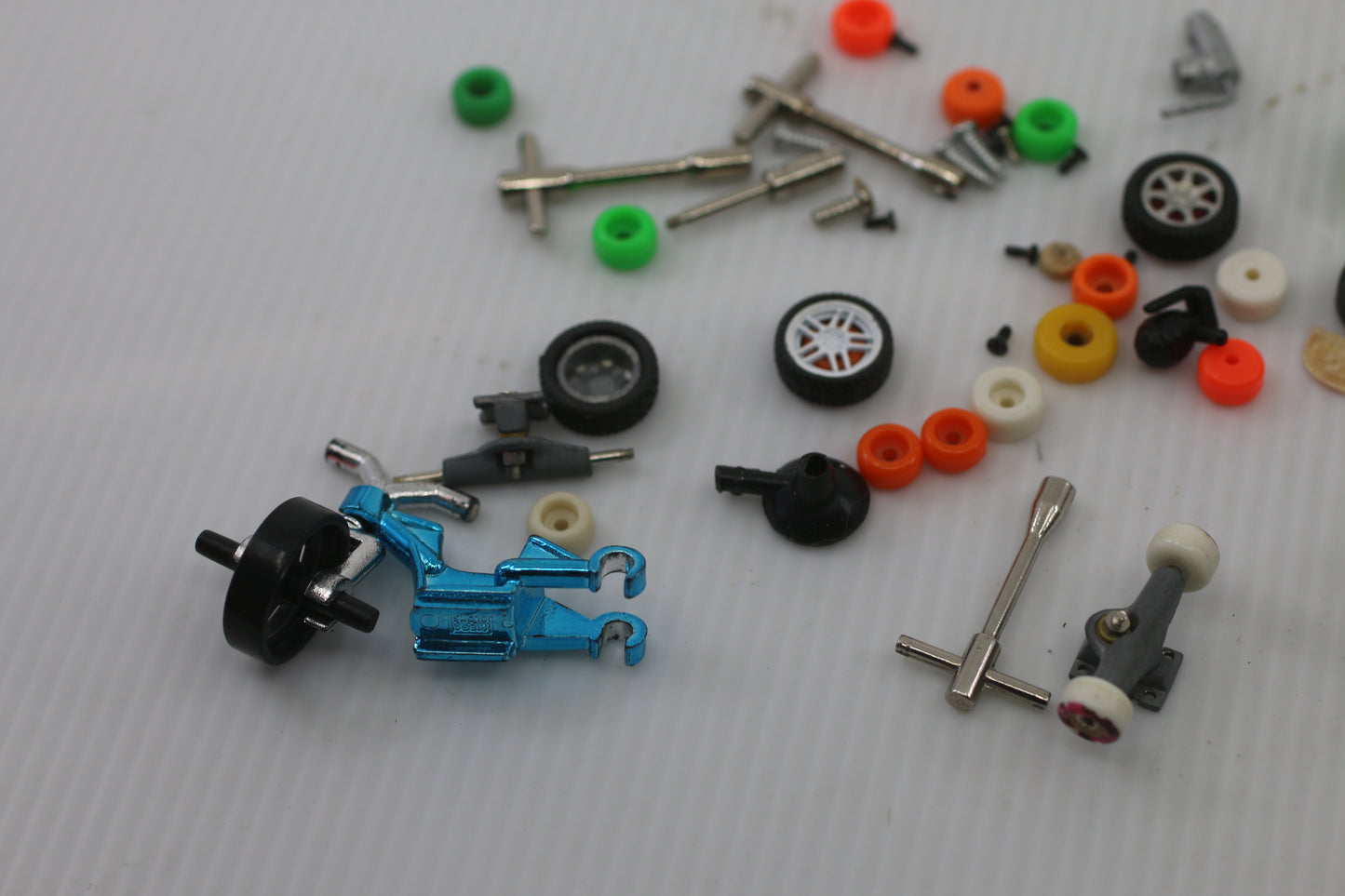 Tech Deck Fingerboard Lot – 3 Mini Skateboards + Parts & Accessories Used / Mixed