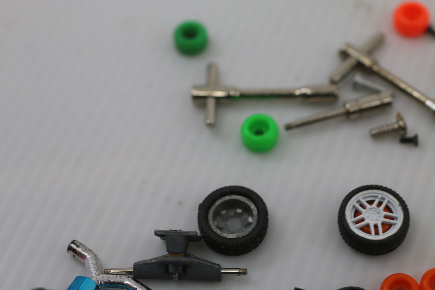 Tech Deck Fingerboard Lot – 3 Mini Skateboards + Parts & Accessories Used / Mixed