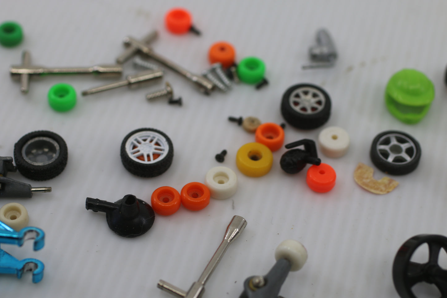 Tech Deck Fingerboard Lot – 3 Mini Skateboards + Parts & Accessories Used / Mixed