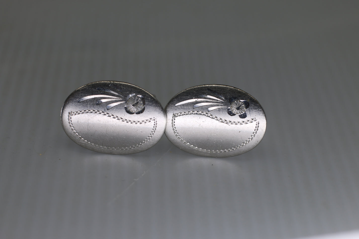 Vintage Silver-Tone Etched Oval Cufflinks – Classic Mid-Century Design