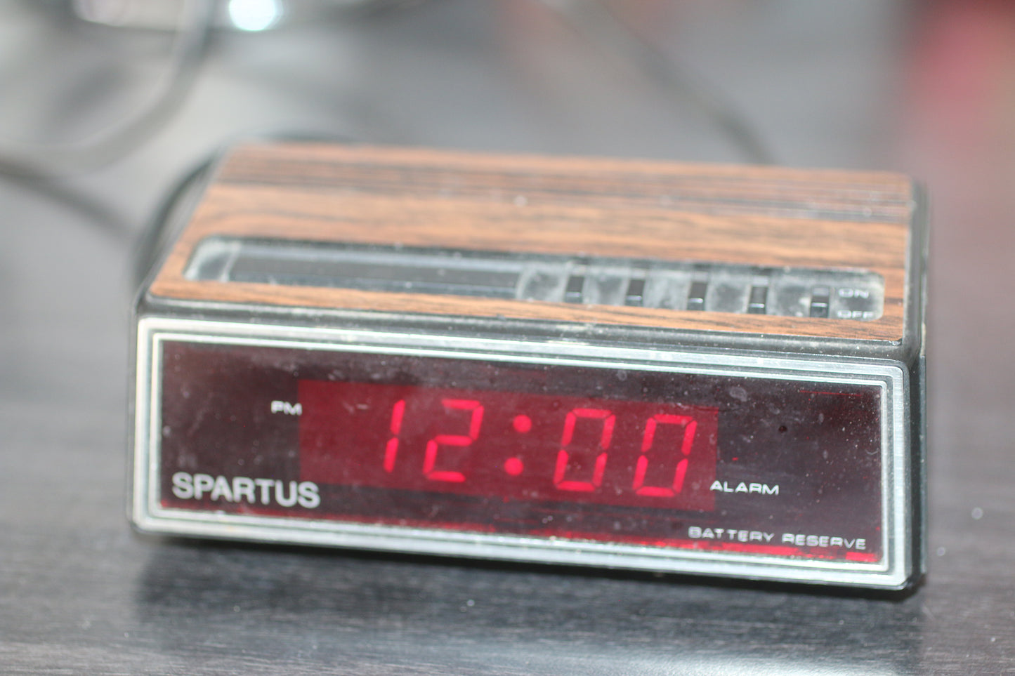 Vintage Spartus 1108 Alarm Clock Wood Grain Electric or battery LCD from 80s