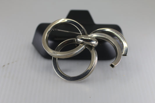 Vintage large silver knot entwined joined ring brooch.