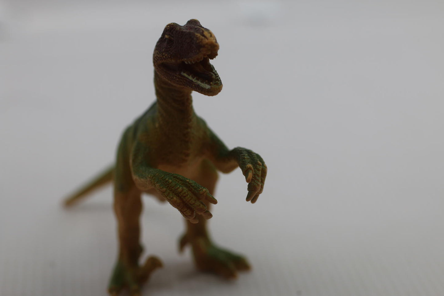 2009 Animal Planet Velociraptor Plastic Dinosaur Raptor Figure Toys R Us TM 3"