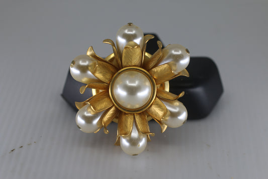 Vintage gold tone Flower Enamel Pearl style Brooch