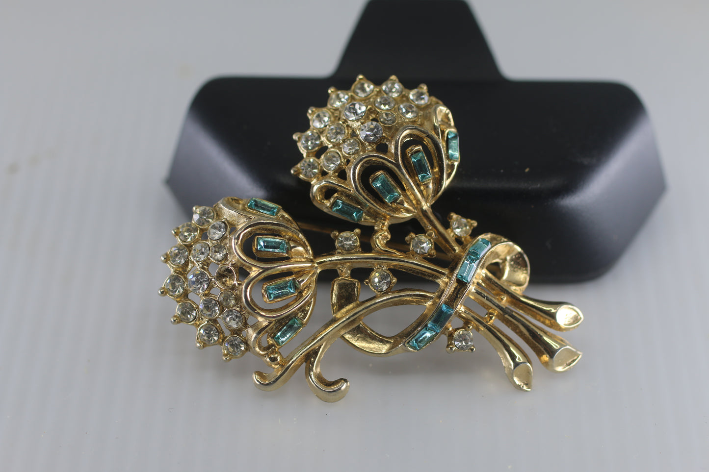 Vintage Gold Tone Faux Rhinestone Brooch Pin a bouquet of flowers