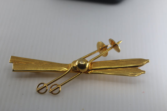 Vintage Ski Poles Lapel Hat Pin Brooch Gold Tone Cross-country Winter