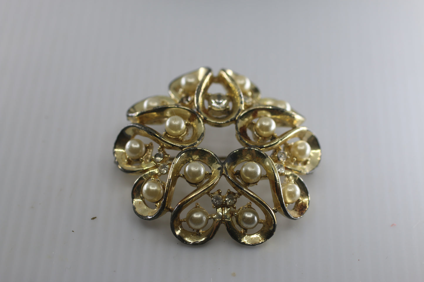 Vintage Pin Brooch Gold Toned Round Floral Design w/  White Faux Pearls