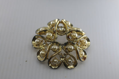 Vintage Pin Brooch Gold Toned Round Floral Design w/  White Faux Pearls