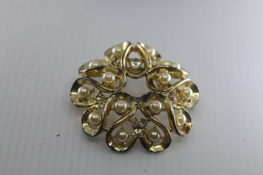 Vintage Pin Brooch Gold Toned Round Floral Design w/  White Faux Pearls