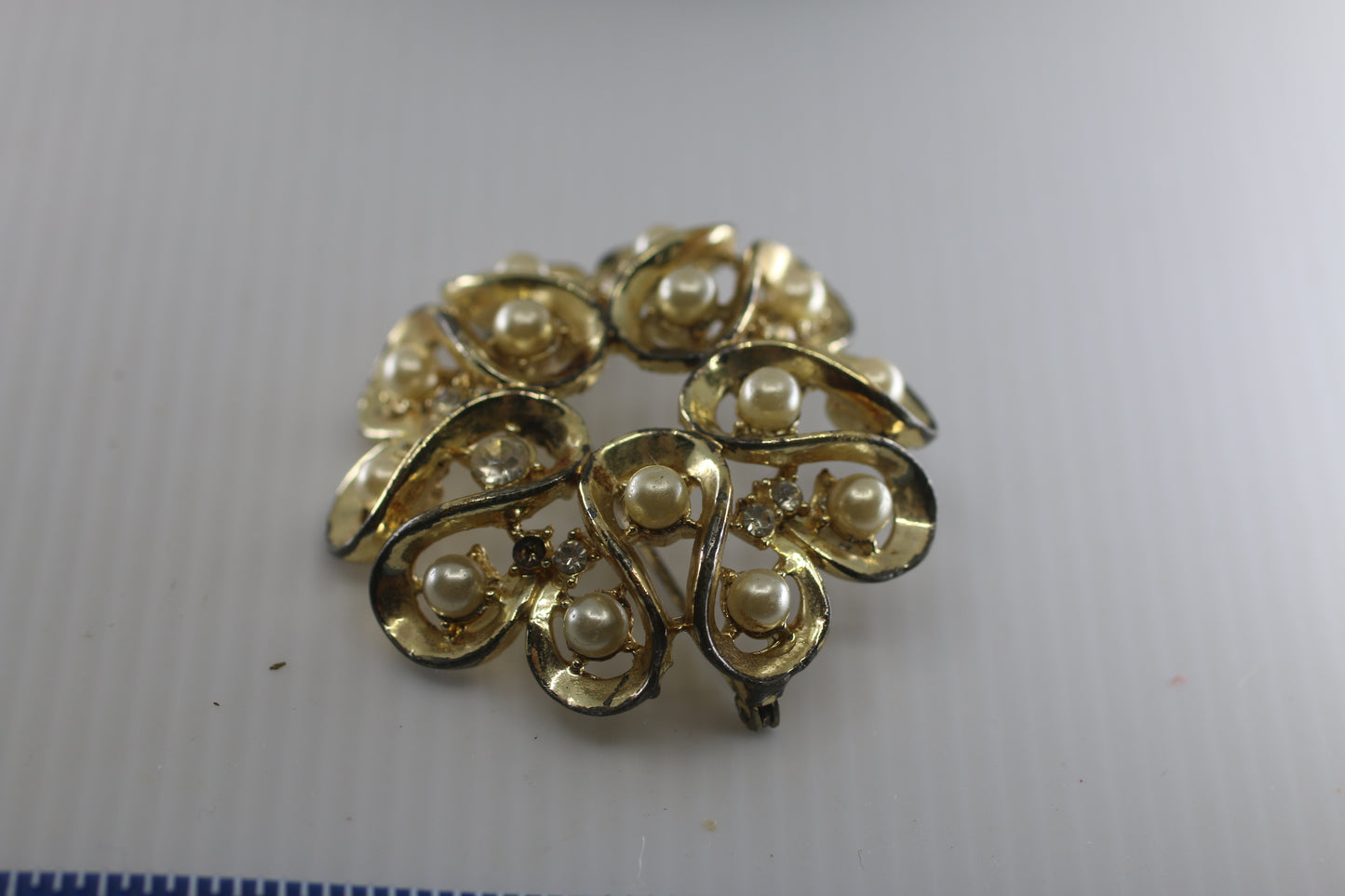 Vintage Pin Brooch Gold Toned Round Floral Design w/  White Faux Pearls