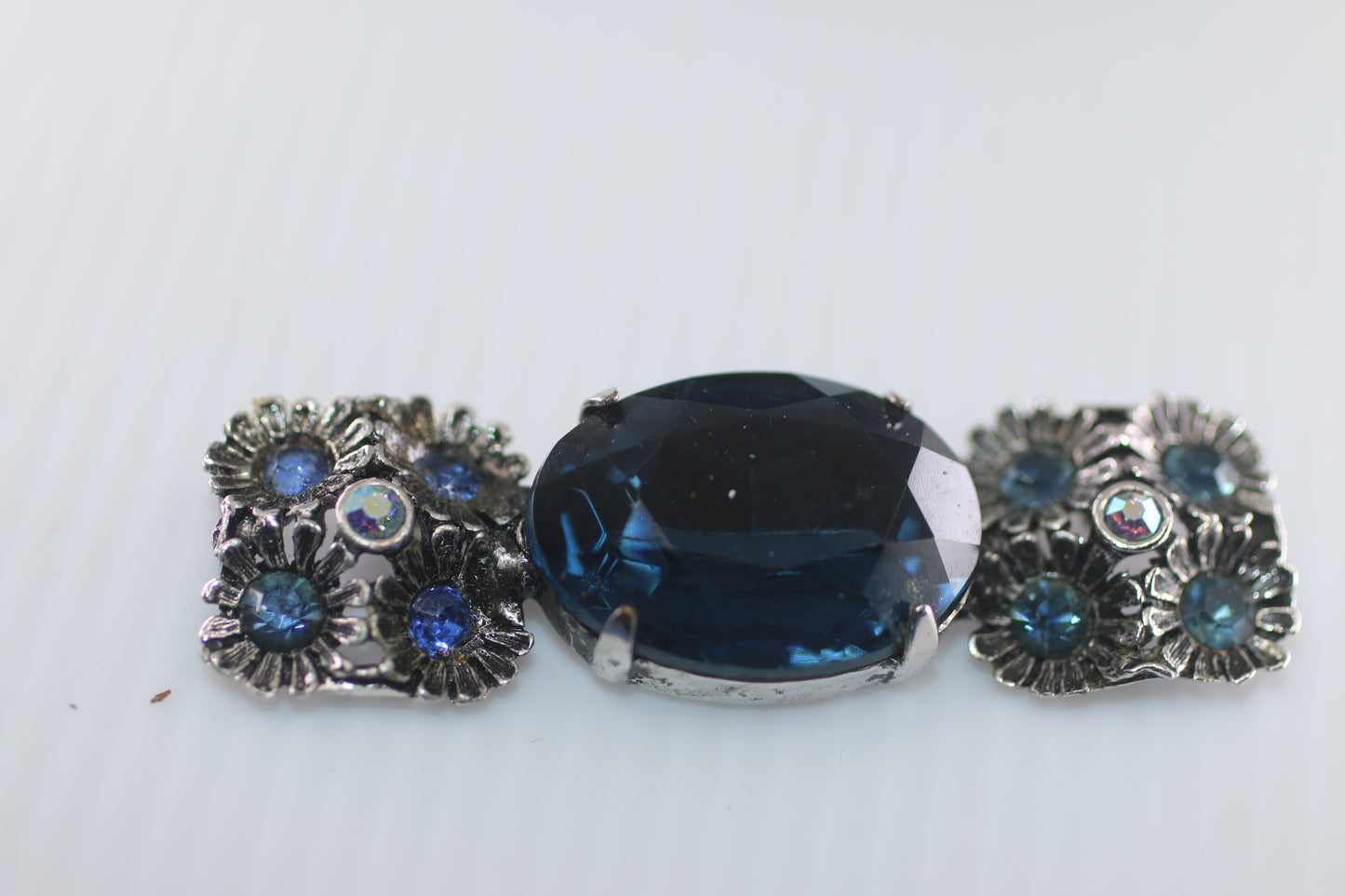 Vintage Brooch Bar Pin Silver tone Glass rhinestone Blue Stone