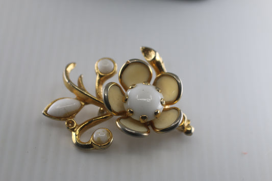 White & Gold Unique Floral Fashion Jewelry Costume Brooch Pin